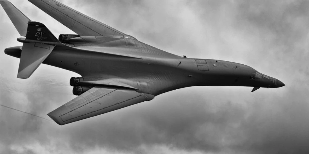 USA släpper 100 bomber för att rädda pilot efter att jet skjutits ner över Iran