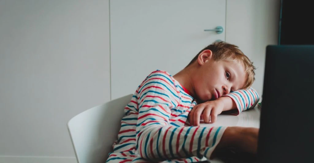 Vad gör du om ditt barn kontaktas av en främling online?