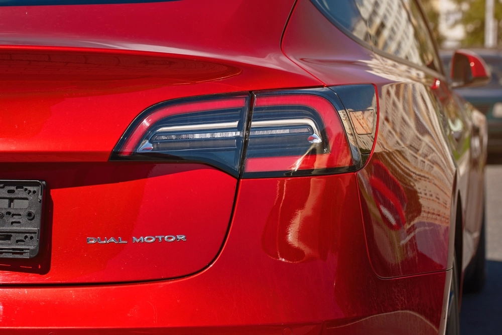 Dennis lämnade tillbaka sin leasade Tesla – kort därefter kom en räkning på över 100 000 kronor för ett misstag många gör