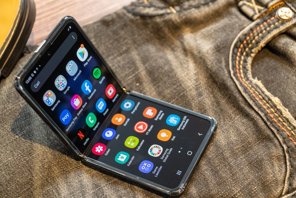 Färgfest på Samsungs sajt – nya vikmobiler avslöjade av misstag