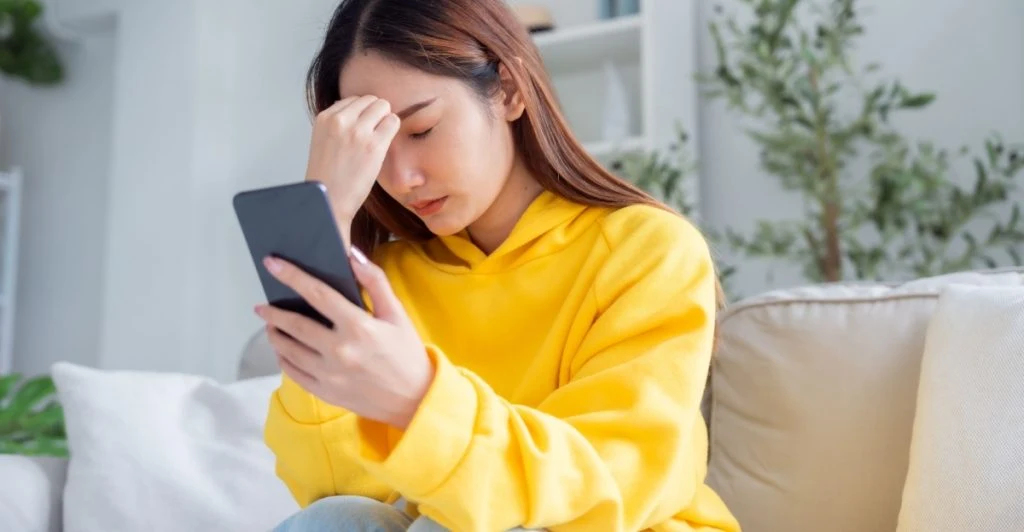 Har du FOMO(Fear of Missing Out)? Här är 10 tecken på att du inte kan låta bli telefonen