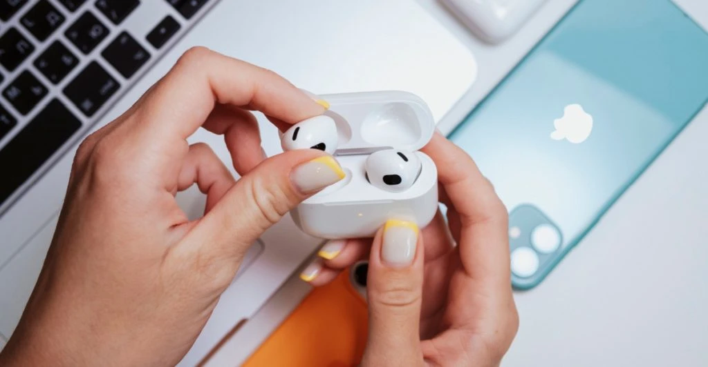 Så rengör du dina AirPods utan att förstöra dem
