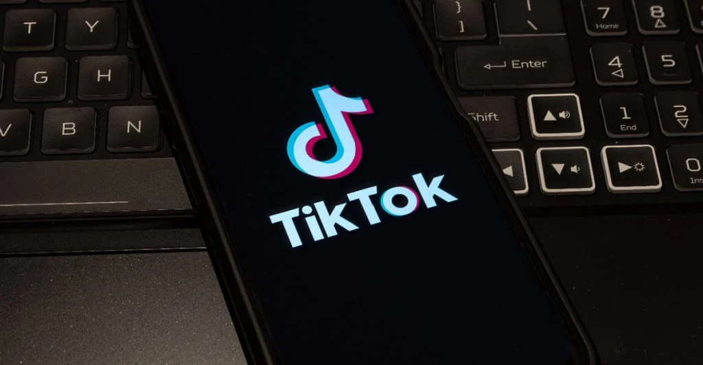AI-vågen och Tiktok formar framtidens val – varannan ung hämtar politik från appen