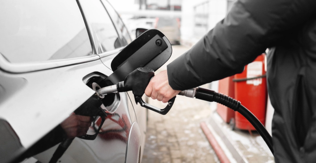 Fossilbilen gör comeback – därför jagar svenskarna diesel igen