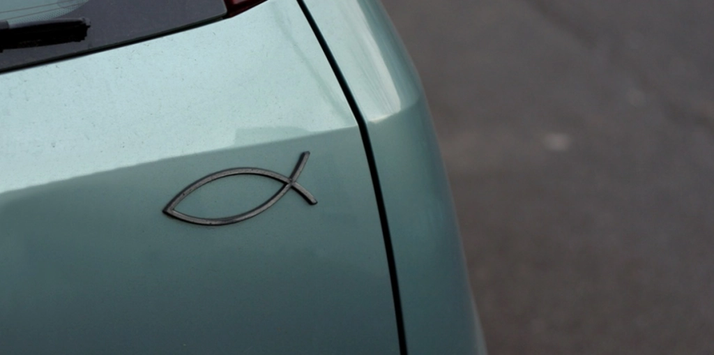 Har du sett en fisk-symbol på en bil? Här är vad det betyder