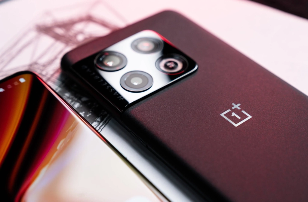 OnePlus 15T kan få trippelkamera och större batteri – enligt nya läckor