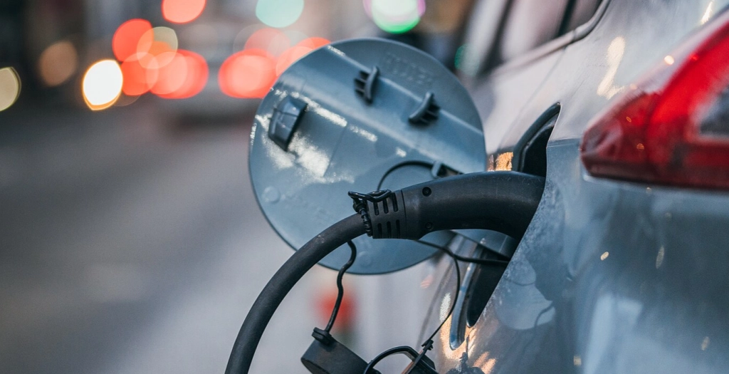 Biljätte stoppar alla investeringar i elbilar