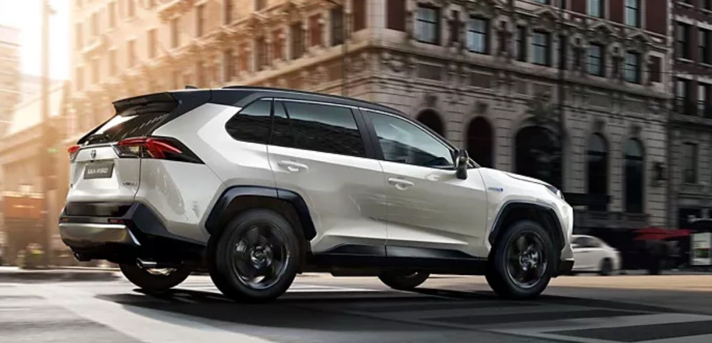 Toyota visar upp nya RAV4 – laddhybrid med elbilskänsla och smart teknik