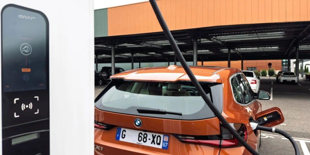 Laddning utan krångel: BMW satsar på en enklare elbilsupplevelse i ny lansering