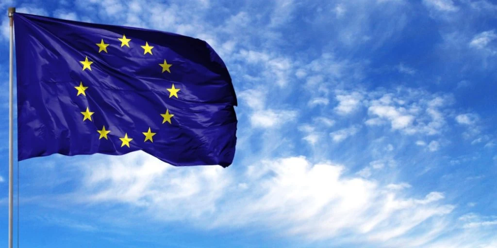 EU skärper reglerna: Sociala medier kan nu hållas ansvariga för finansbedrägerier