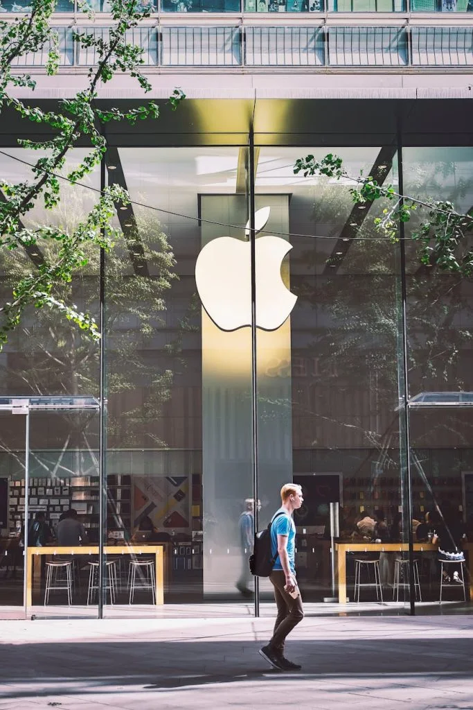 Apple tappar mark – Kina svarar med kraft i handelskriget