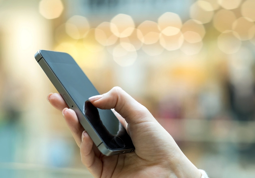 Din mobiltelefon lyssnar på dig – så stänger du av det