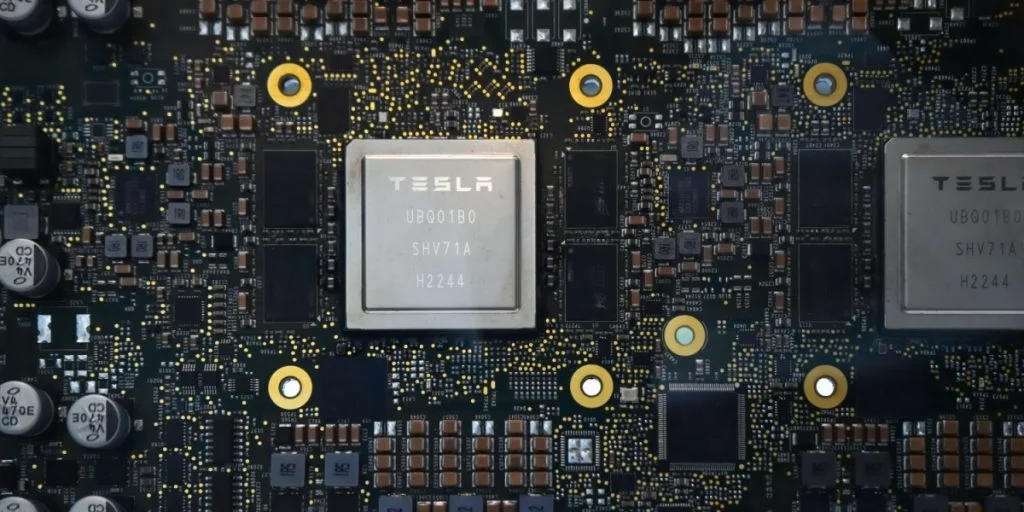 Chipkapplöpningen intensifieras: Samsung förbereder massproduktion av Teslas nästa AI-processor