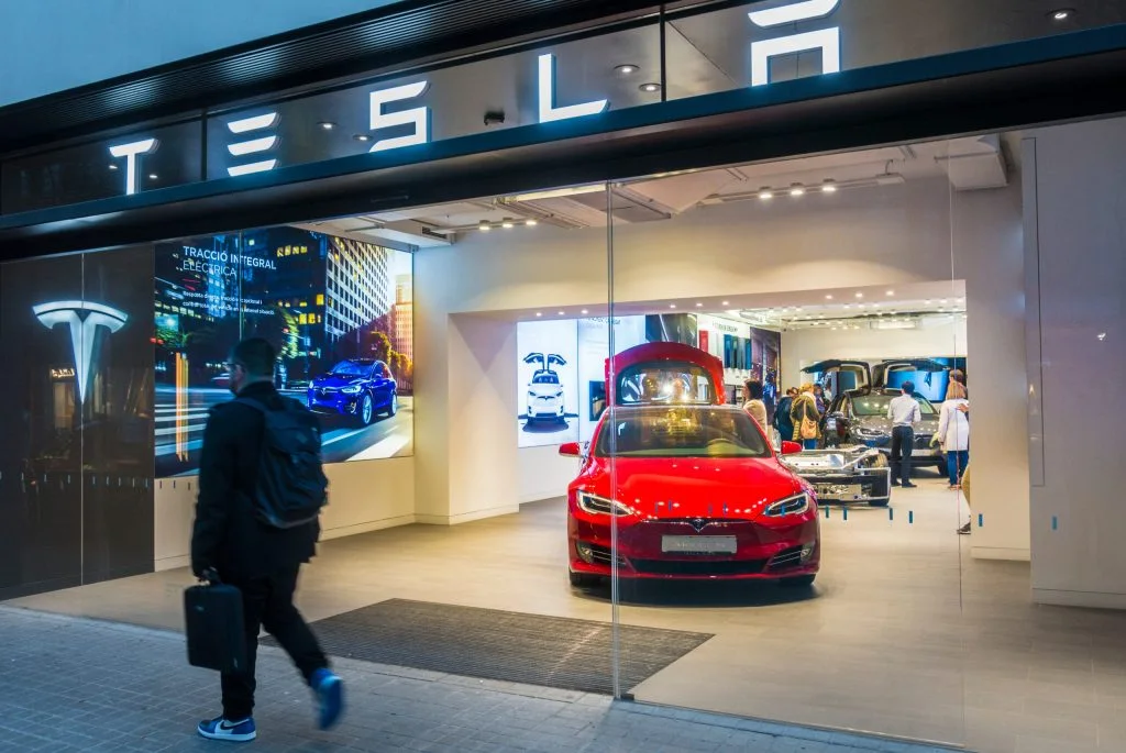 Tesla lanserar Model YL – större, rymligare och med sex säten