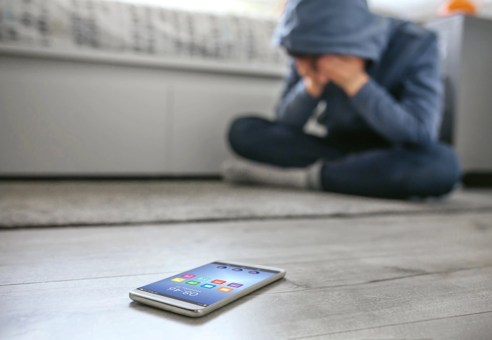 Föräldrar fast i mobilen – barnen efterlyser nya skärmregler