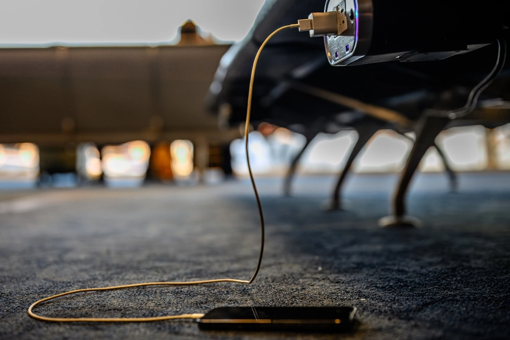 Laddar du också mobilen så här? Så bör du tänka om