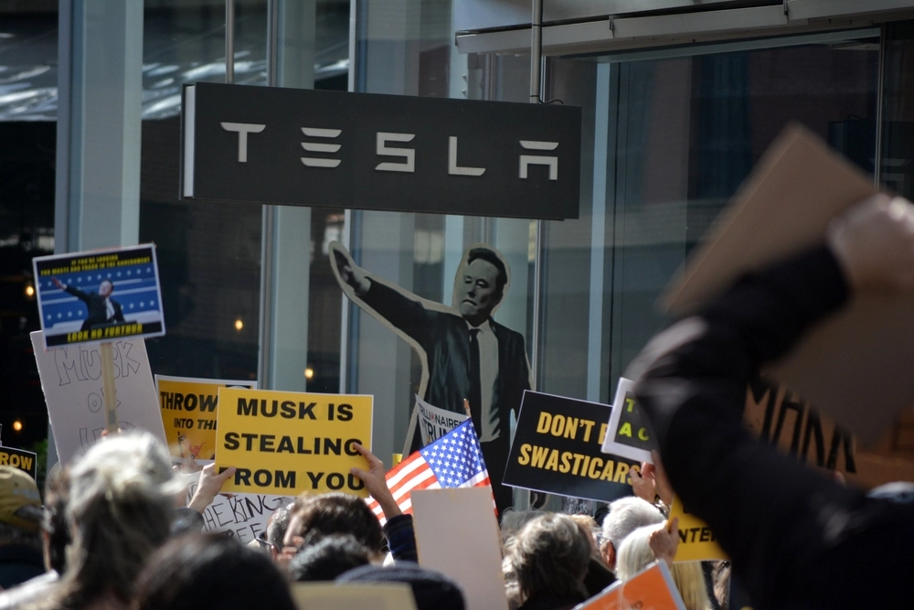 Toppchef lämnar Tesla – aktien störtdyker efter ny smäll