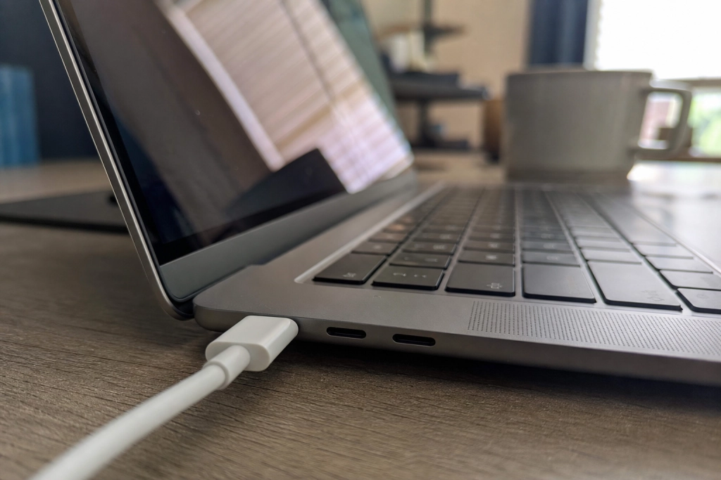 EU:s USB-C-krav slår igenom: Alla nya bärbara måste ha samma laddare från 28 april 2026