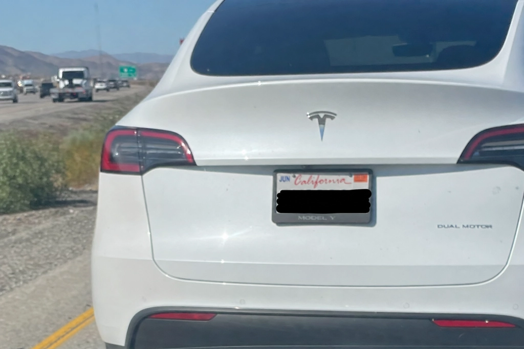 Tesla förlikar i första FSD-dödsfallet med fotgängare