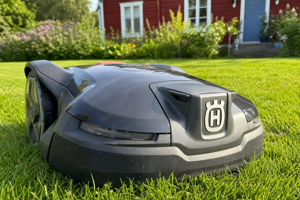 Husqvarna laddar om mot GPS-utmanarna - så ser robotgräsklipparen ut 2026