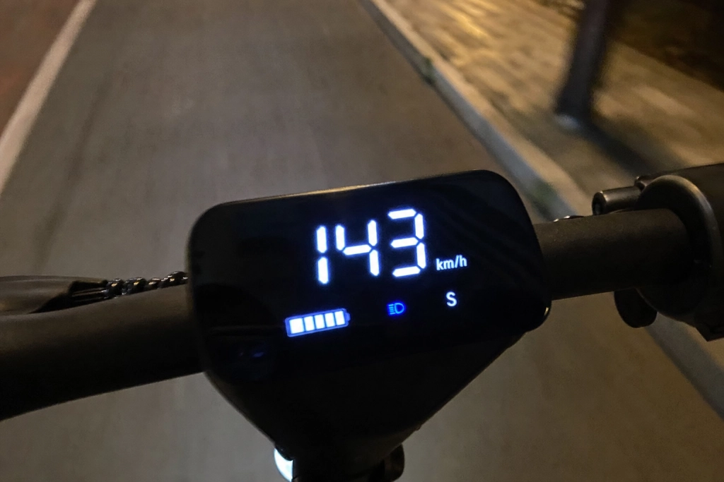 Så kan en elsparkcykel nå 143 km/h - tekniken bakom Norge-chocken