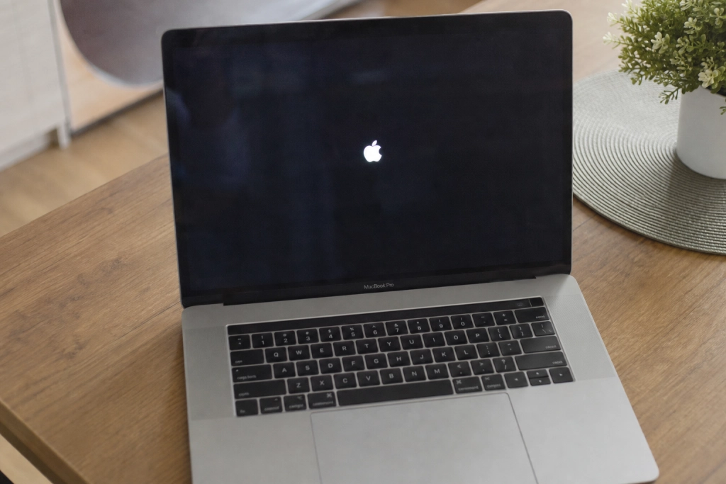 Apple bekräftas jobba på första MacBook med pekskärm - lansering väntas 2027