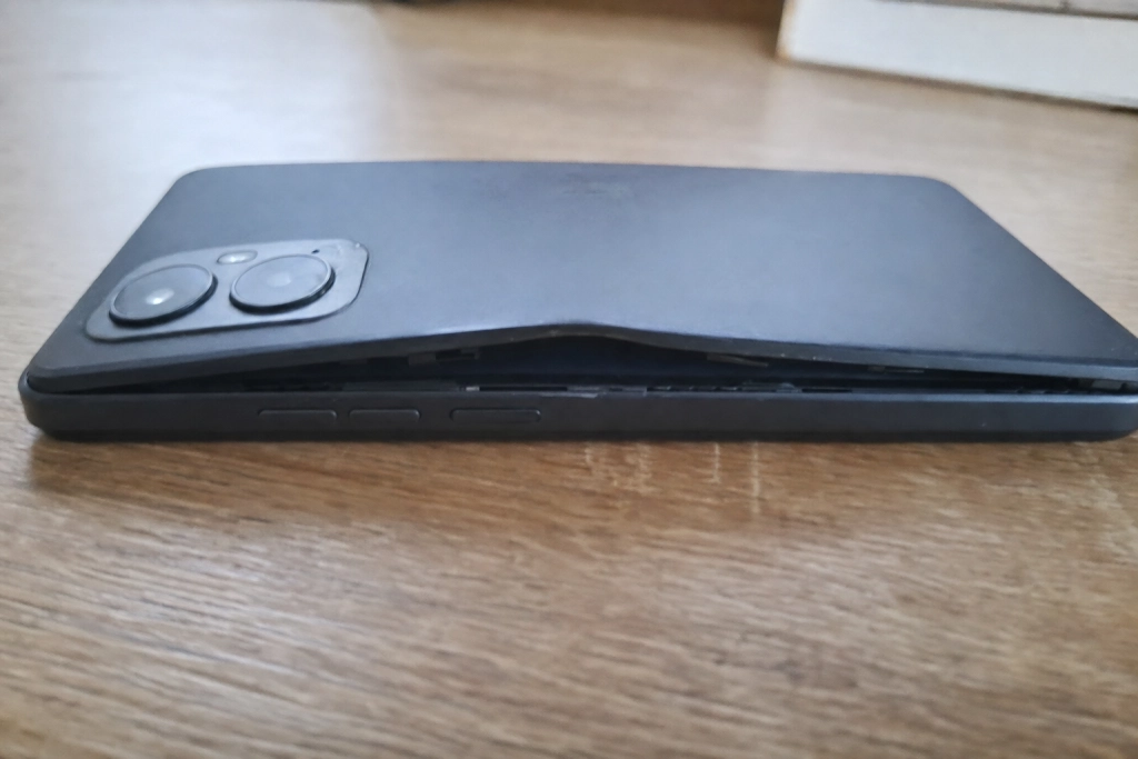 Ligger din telefon inte platt på bordet? Då kan batteriet vara på väg att fatta eld