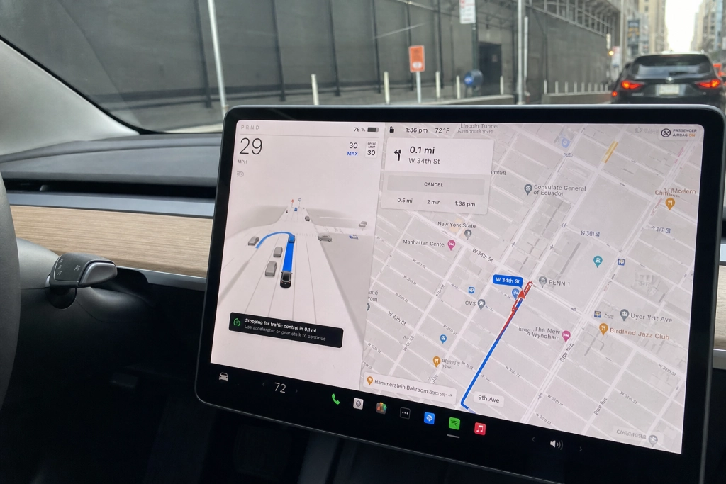 Teslas egna reklamfilmer visar FSD bryta trafikregler – kan välta bolagets försvar i miljardrättegångar