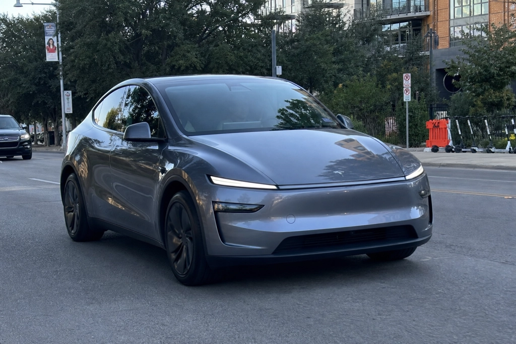 Musk lovade ”nästan löst”: nu rullar Teslas Robotaxi förarlöst i hela Austin