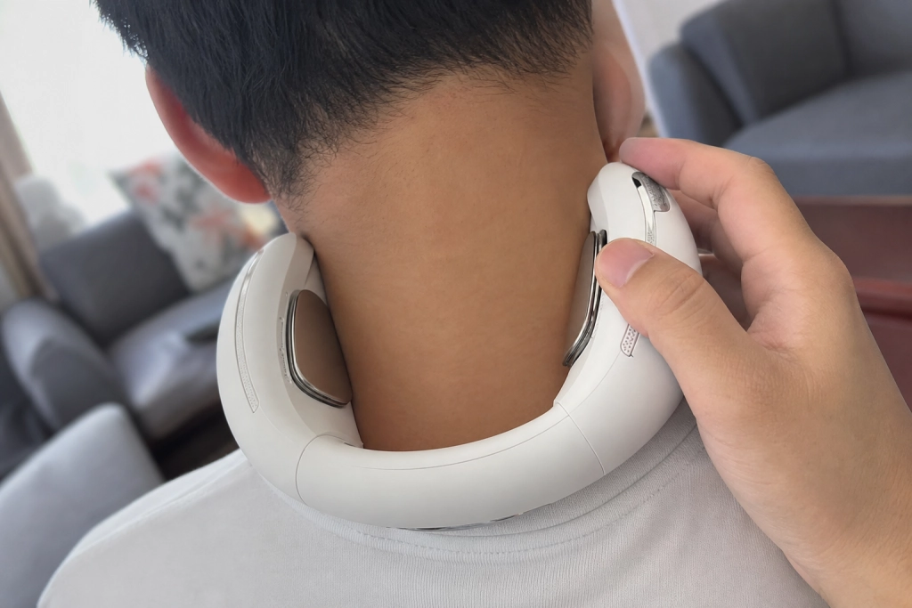Halsfläkten som sänker hudtemperaturen 12 grader: Wearable-kylare testade inför värmeböljan