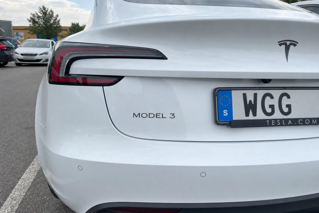 Tesla Model 3 slår EPA-räckvidden med 8 procent i Edmunds 2026-test