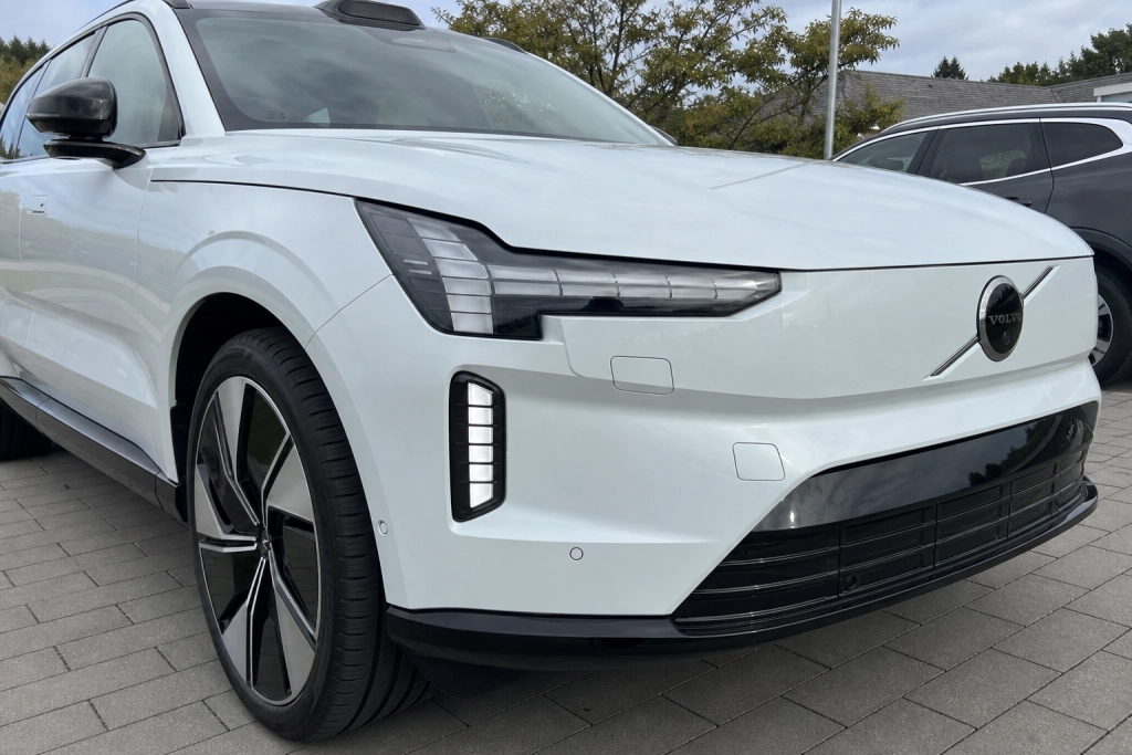 Volvo EX60 börjar levereras: 81 mils räckvidd och laddning på bara 10 minuter