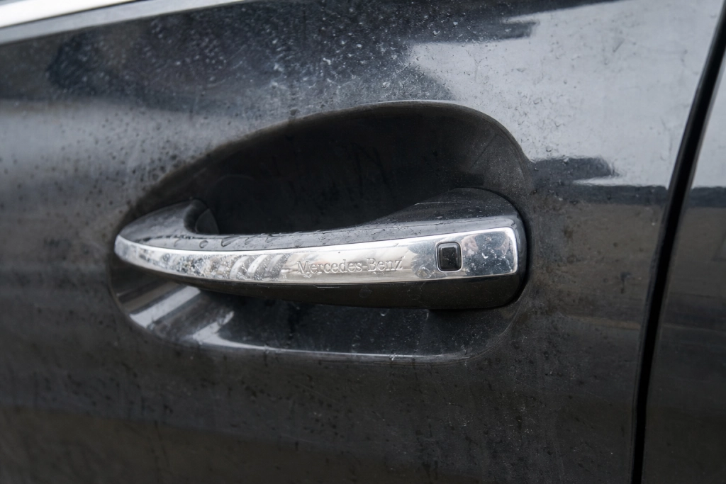 Mercedes återkallar 310 000 bilar: En liten knapp kan göra att bilen rullar iväg och kör över dig