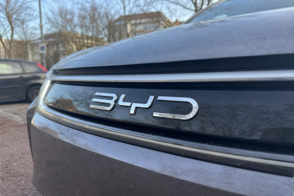 BYD slår Tesla i Europa: Priskriget driver elbilspriserna nedåt för svenska köpare