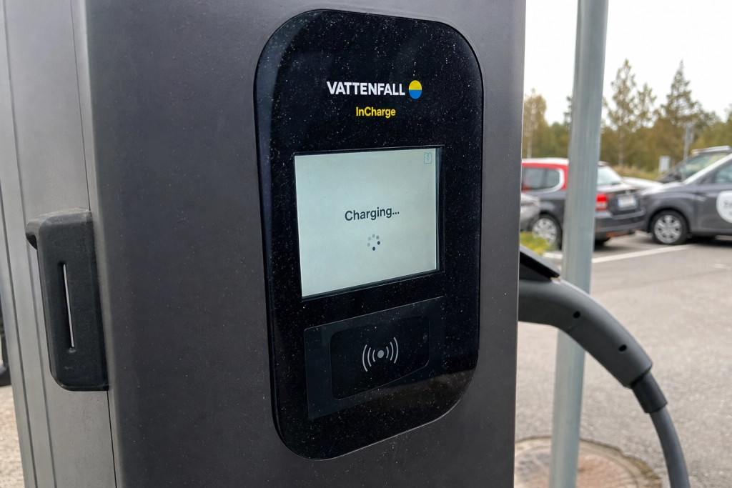 Vattenfall skrotar kort och appar - bilen ska betala laddningen själv