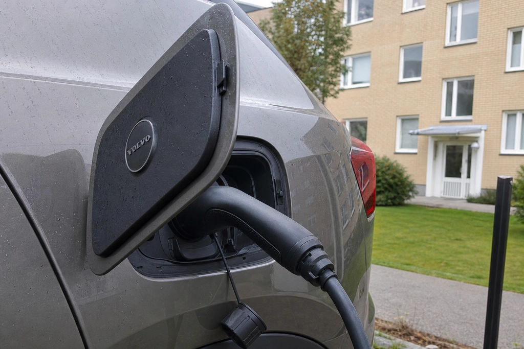 Ny studie av 100 000 modeller: Batterierna 35 procent billigare men snittpriset på din elbil har stigit