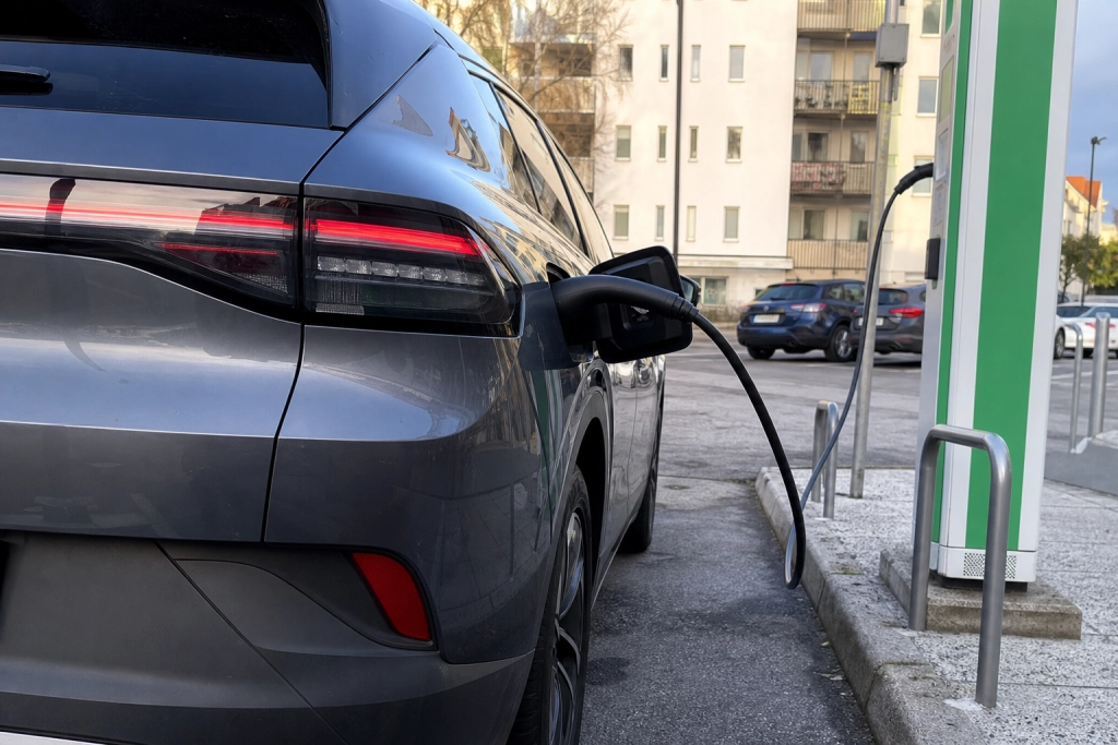 Historiskt skifte i Europa: Elbilar och hybrider går om bensin och diesel