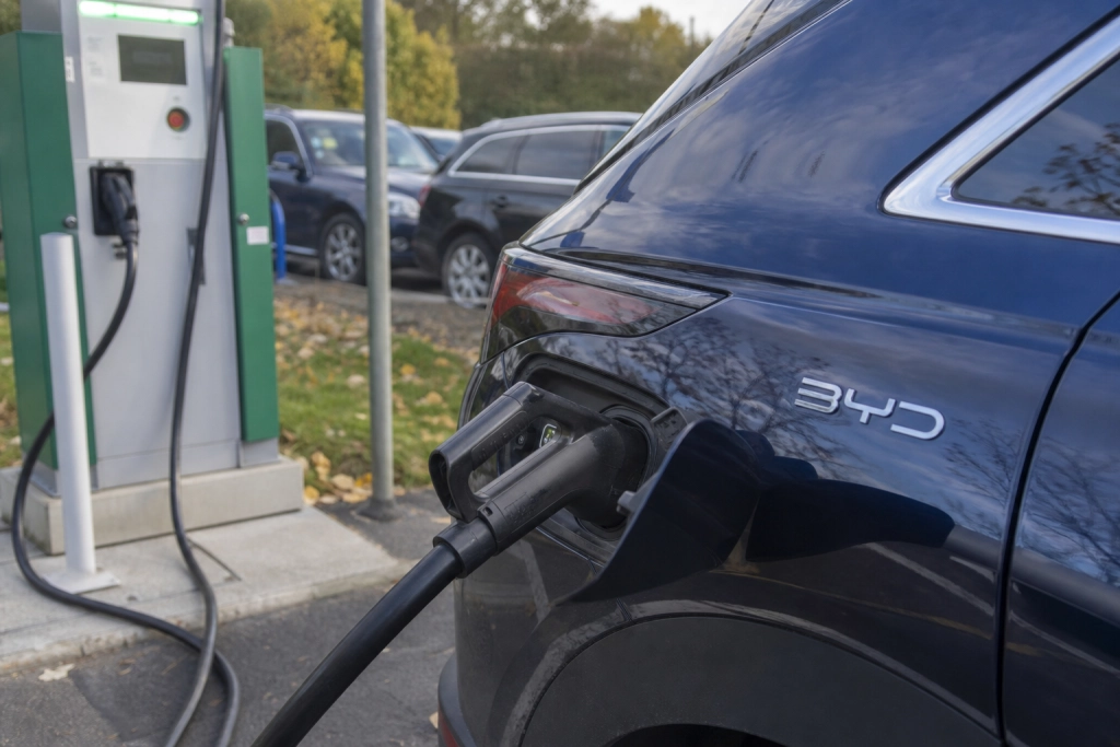 BYD lovar 3 000 ultrasnabba laddstationer i Europa: konkurrenter tvivlar på löftet