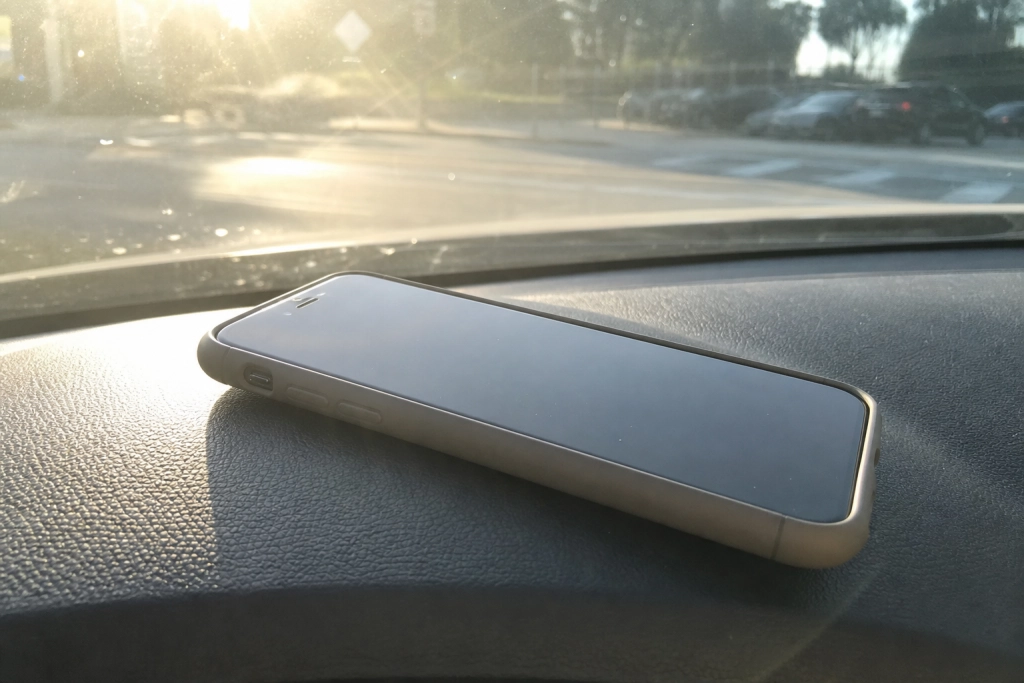 Fem saker du gör med mobilen i sommar som förstör batteriet permanent