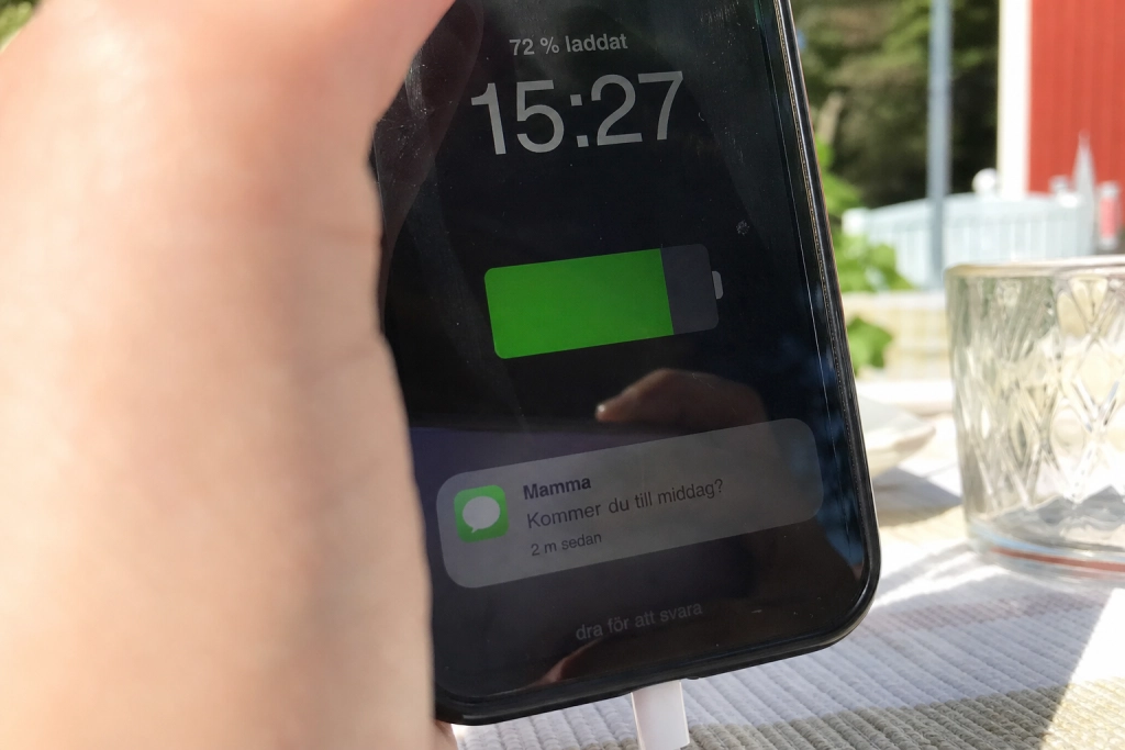 Snabbladdning i sommarhettan sliter dubbelt på batteriet: Så stänger du av det på två minuter