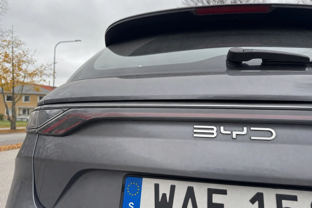 BYD kör om Tesla igen i elbilsracet, så påverkar det svenska köpare