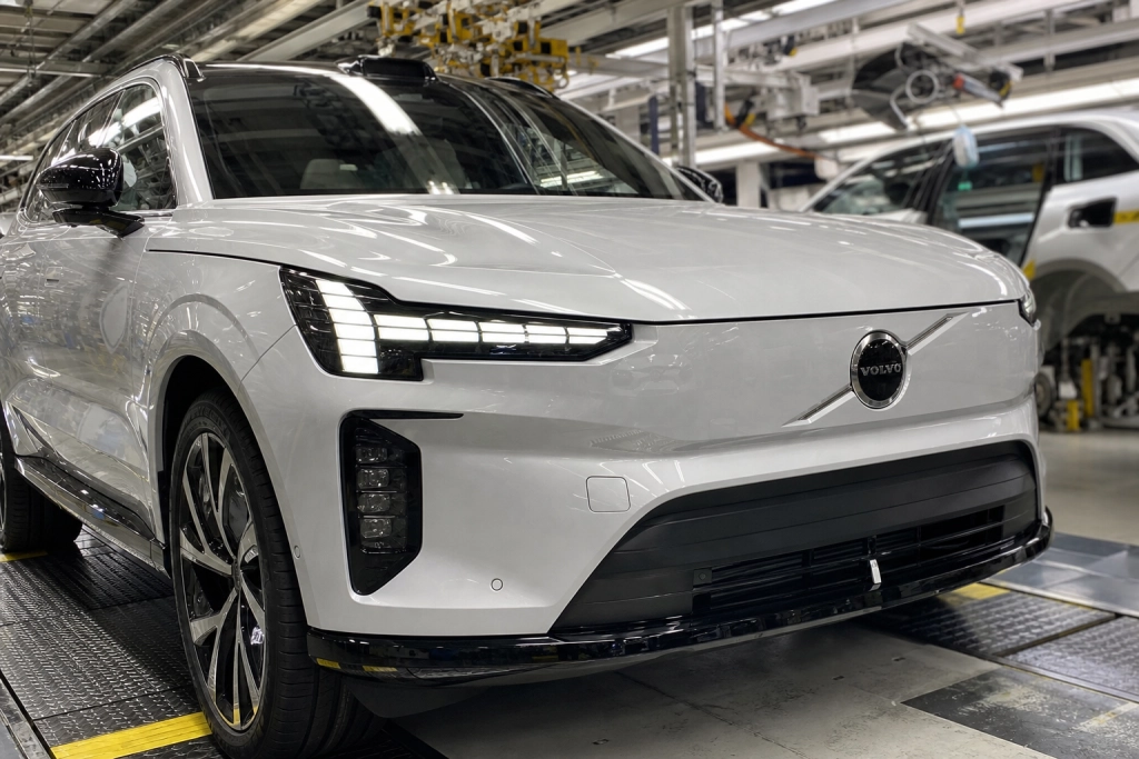 Nu rullar Volvo EX60 av bandet i Göteborg - först ut på ny svensk elplattform