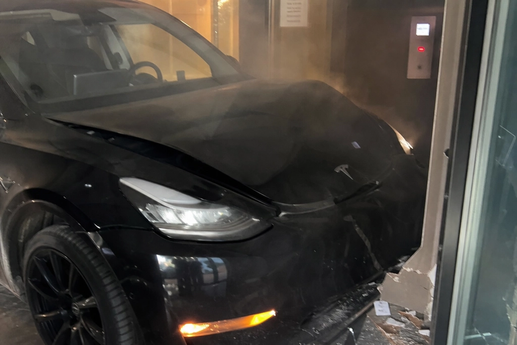 Stämmer Tesla på 100 miljoner: Bilen stod på snabbaste läget, ingen varnade henne