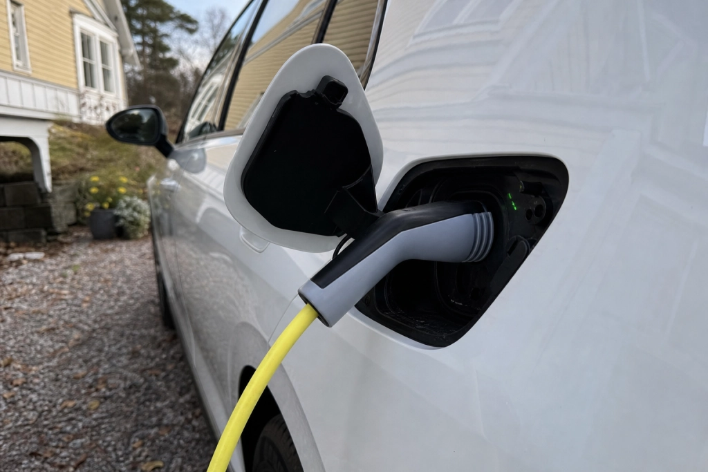 Elbil eller laddhybrid 2026: Räkningen efter tre år med svenska elpriser