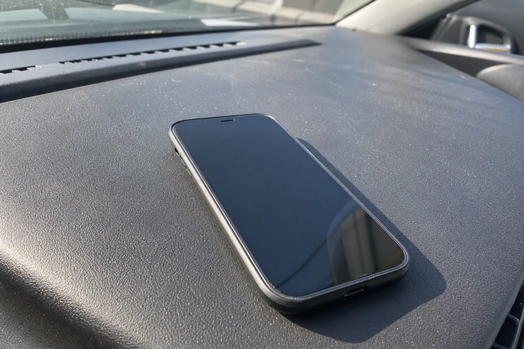 Lägger du telefonen i solen? Detta sommarmisstag skadar batteriet permanent