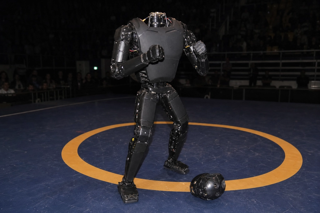 Robotarna slogs i Kina: Tappade huvudet men fortsatte sparka