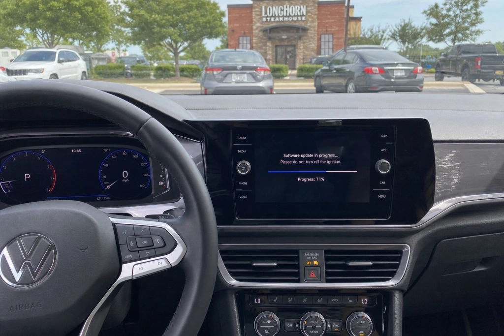 VW-ägare satt fast i två timmar när bilen uppdaterade sig på restaurangparkeringen