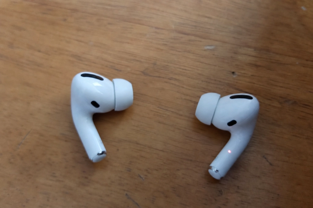 iOS 27-kod avslöjar Apples nästa AirPods med kameror och integritetslysdiod