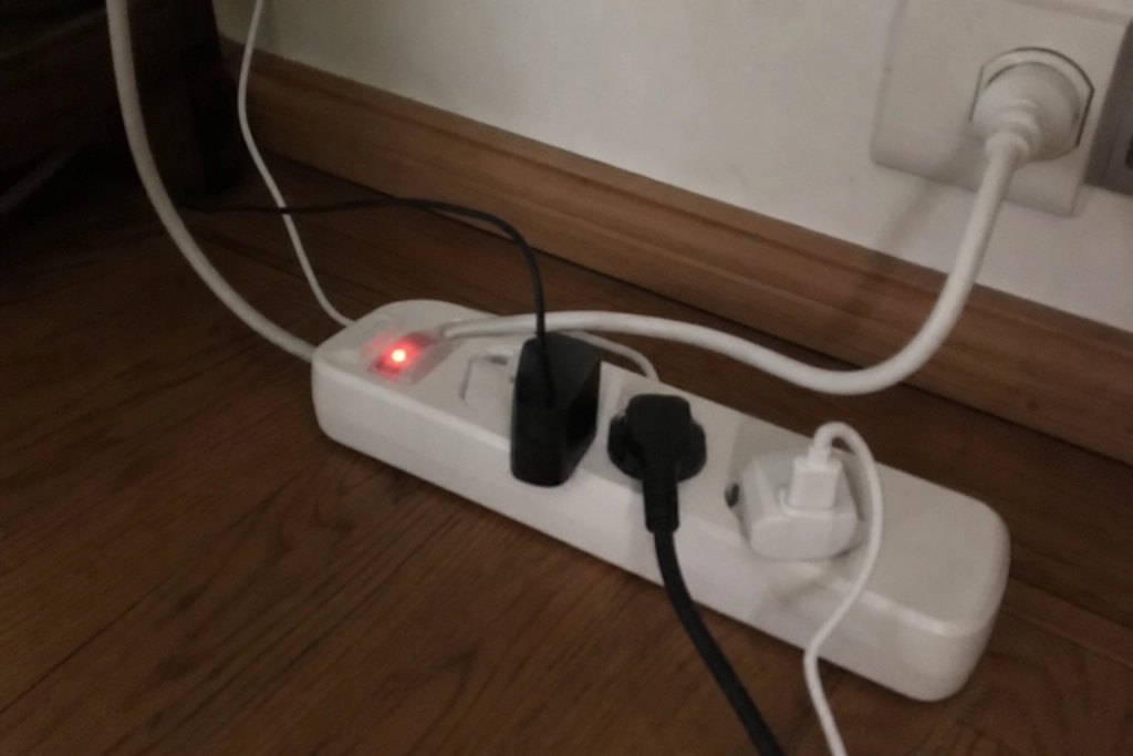 Sommarens skyfall kan förstöra din TV och router: Så skyddar du elektroniken från 200 kronor