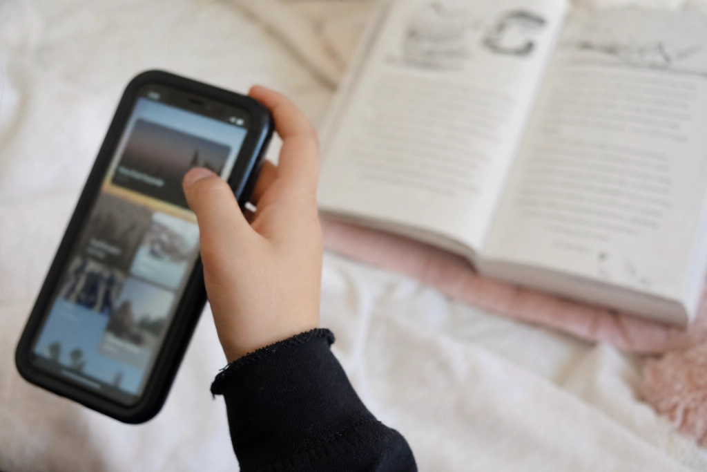 Ny studie: Barn med egen telefon läser sämre - forskarnas andra fynd oroar minst lika mycket